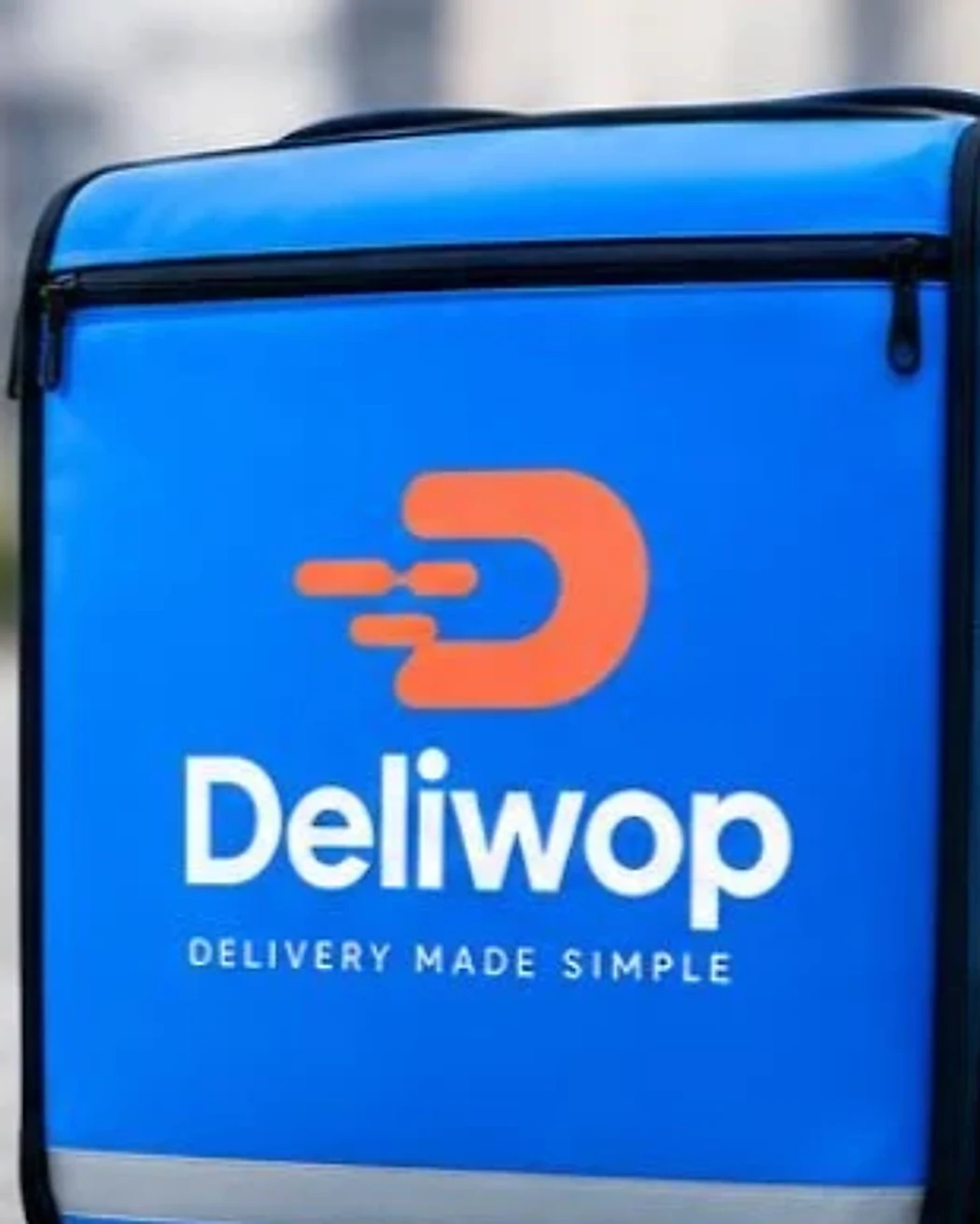 Caisse de livraison Deliwop bleue, le symbole orange et le nom en blanc sur le devant